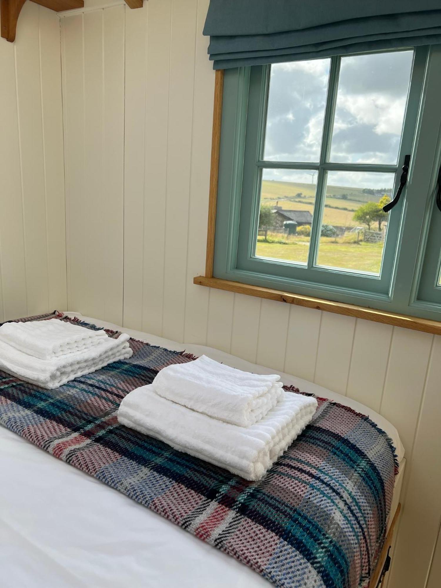 Toms Hut And Robins Rest Shepherd Huts Near Wadebridge Ngoại thất bức ảnh